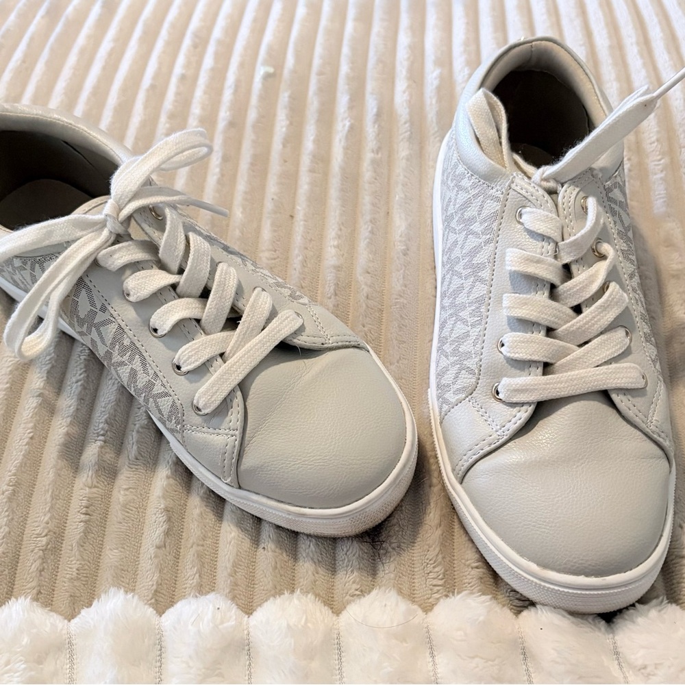 Michael Kors Cream Monogram Sneakers. Tags says 5 but fit like women’s 7.5 - Picture 3 of 3